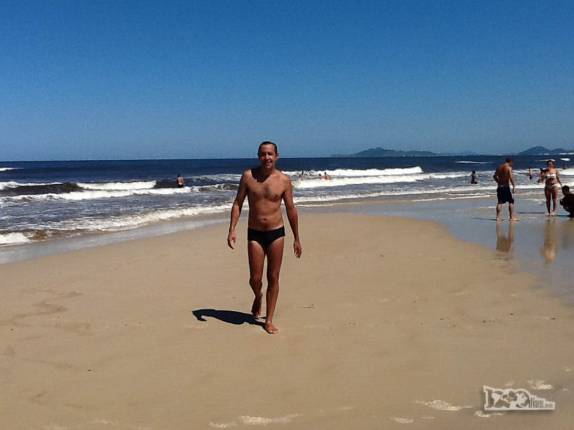 Dia ensolarado na praia da Guarda do Embaú, litoral sul de Santa Catarina